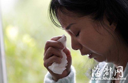 小梅的媽媽看到女兒發(fā)來的信息，就忍不住落淚