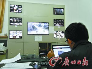 監(jiān)控室就可以看到男生宿舍樓的情況。