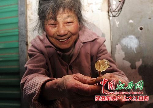 南昌一奶奶擺攤20年未漲價(jià) 日賺30元稱很滿足