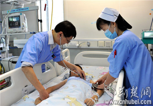 圖為:醫(yī)生正給換血漿的鑫鑫檢查 圖為:醫(yī)生正給換血漿的鑫鑫檢查