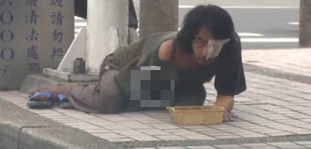 臺灣一乞丐伏地假裝乞討 偷窺過路女子裙底 臺灣一乞丐伏地假裝乞討 偷窺過路女子裙底
