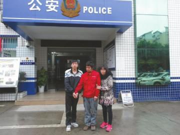 王江中和弟弟、大姑離開(kāi)東南派出所前的合影。張文敏攝