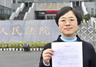 12月3日，起訴代理人出示公訴書。