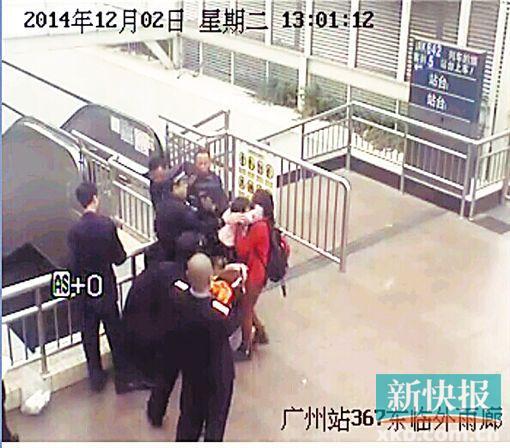 民警果斷將孩子救下,并控制跳樓男子。 通訊員圖(視頻截圖)