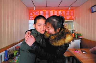 何女士找到了兒子小新后，把兒子緊緊抱在懷里。京華時報(bào)記者趙思衡攝
