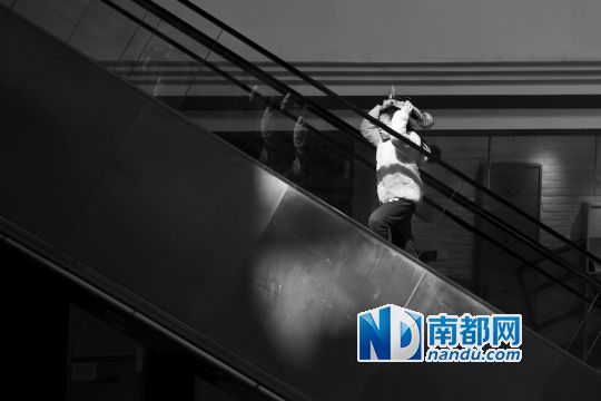 12月12日上午，正佳廣場內(nèi)，任淘淘在扶梯上奔跑玩耍。