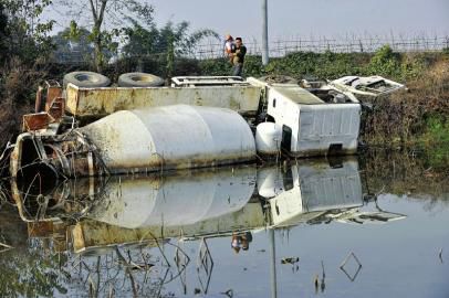 12月23日，側(cè)翻在荷塘的罐車。