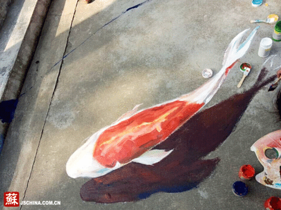 南京一高校內現3D路面彩繪 魚兒在階梯 南京一高校內現3D路面彩繪 魚兒在階梯