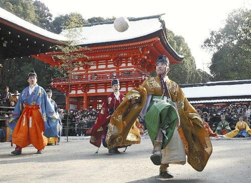 京都市左京區(qū)的下鴨神社舉行新年例行活動“蹴鞠”。