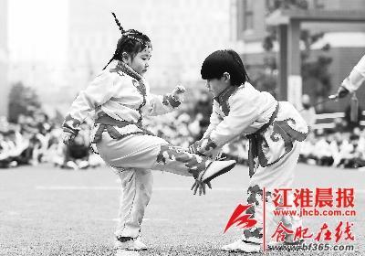 兩名小朋友在進(jìn)行武術(shù)對(duì)打表演。
