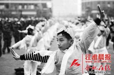 學(xué)生們?cè)谶M(jìn)行集體武術(shù)操展示。