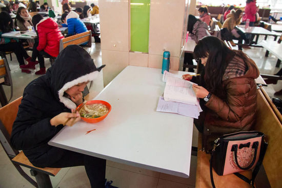 圖為在食堂內(nèi)復(fù)習(xí)的學(xué)生。