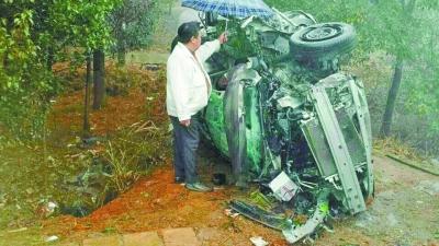 好心的路人為傷者撐傘遮雨。通訊員李鵬程 攝