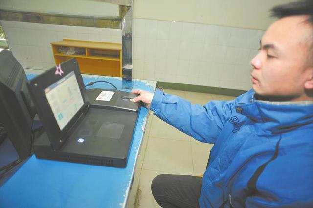 高考報名錄入指紋開始執(zhí)行,在校生由學校統(tǒng)一錄入。