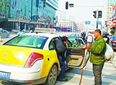 行乞者與保安聊天，竟頻頻對保安的收入表達出了不屑。