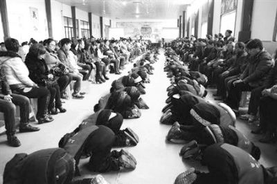 學生們在老師的指導下，一起給父母下跪謝恩。微博截圖