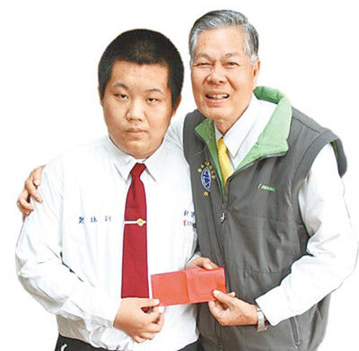 校長(zhǎng)稱贊鄭詠釧（左）處變不驚，頒發(fā)2000元臺(tái)幣紅包“壓驚”，并記一大功。