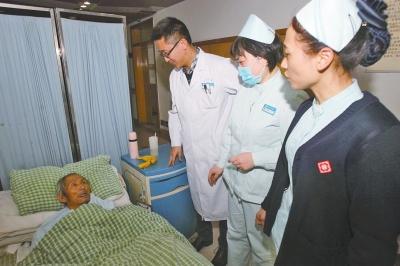 老人病治好了，可他卻一直躺在醫(yī)院的病床上。