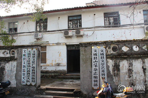 文成縣府大院除了主樓外，其他的基本為磚木結(jié)構(gòu)的兩層小樓