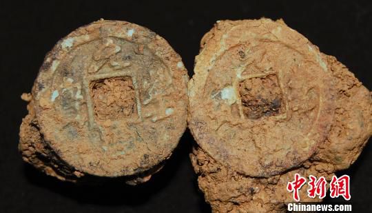 巖橋村廟山地區(qū)出土銅錢?！⊥]文管辦　攝