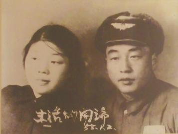 當年的結婚照老人還保留得很好。