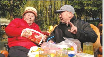 結婚60年，梁玉芹婆婆和王再功爺爺恩愛如初。