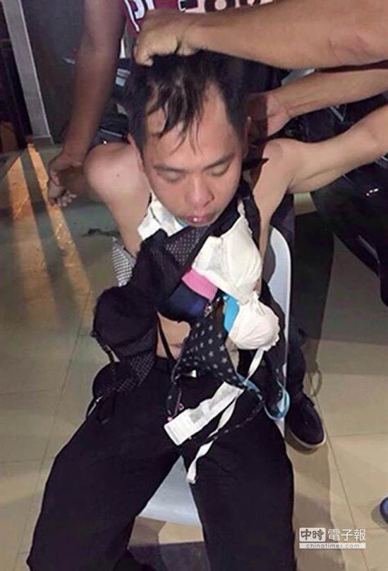 新加坡一名內(nèi)衣賊，被迫穿上女性內(nèi)衣游街示眾。