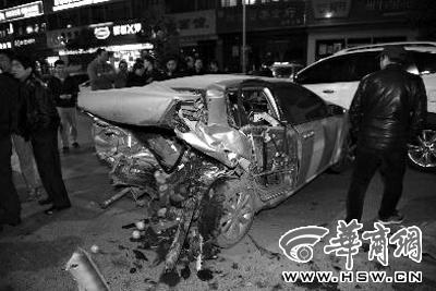 西安街頭一輛小轎車連撞十余機(jī)動(dòng)車 致1死多傷 西安街頭一輛小轎車連撞十余機(jī)動(dòng)車 致1死多傷