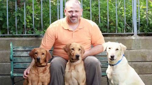 圖為吉姆和他的專業(yè)臭蟲探測犬在一起。