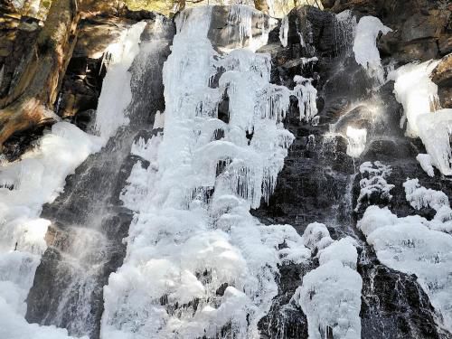 富士河口湖畔的瀑布結(jié)冰，成了一道“冰瀑”。