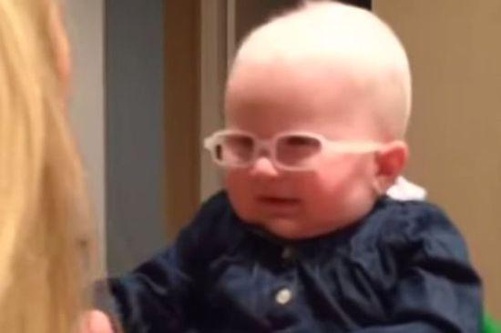 英國白化病兒童透過特制鏡片首次見親媽。