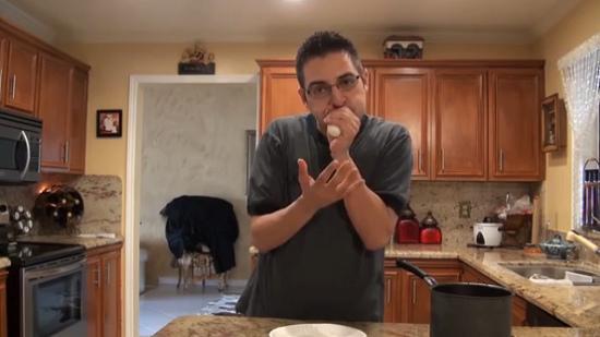 這名男子用手捏緊雞蛋，從窄口一吹，便能輕易把雞蛋吹出，而且不帶任何碎片。