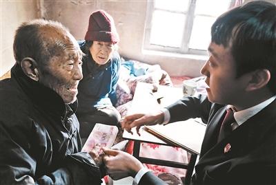 法官送去贍養(yǎng)費(fèi)。