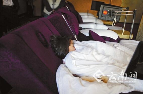 夜里，孩子就睡在沙發(fā)躺椅上。