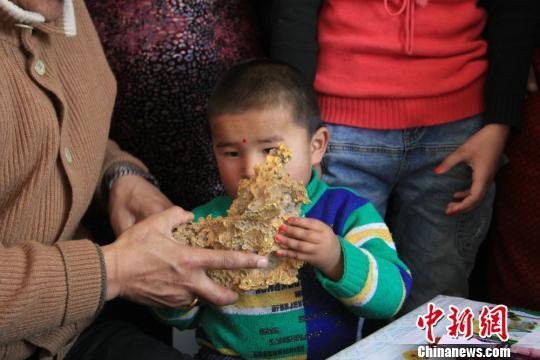 新疆青河縣一牧民上周意外撿到重7.85公斤公斤左右的一塊狗頭黃金，這塊黃金酷似中國(guó)地圖。