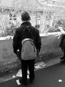 “娃在湖南上大學(xué)，馬上就要畢業(yè)了，所以我經(jīng)常在網(wǎng)上瀏覽咸陽、西安的招聘信息，想讓他畢業(yè)后留在我和他媽身邊……”3月14日，秦都區(qū)人才交流中心在區(qū)政府二樓舉辦招聘會(huì)，一名50多歲的“求職者”吸引了不少人的目光。據(jù)悉，此次招聘會(huì)共有市內(nèi)外112家企業(yè)參加，提供就業(yè)崗位3200個(gè)。