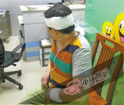 昨日，受傷的游客譚先生在醫(yī)院接受治療。