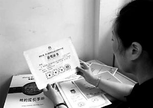 思念小寶的時候，李女士就一遍遍整理孩子留在家里的物品。