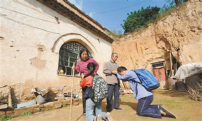 李超李雪兄妹跪別父母