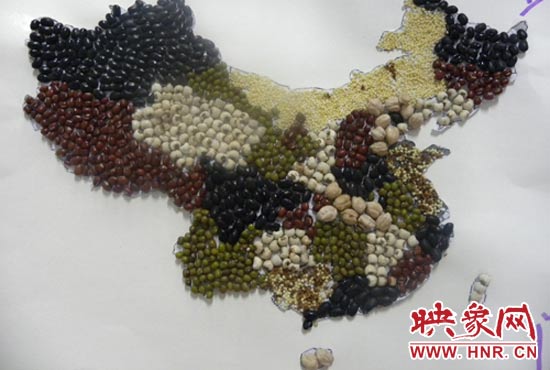 學生用五谷拼成的中國地圖 學生用五谷拼成的中國地圖