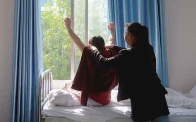 出院前，窗外透進一道陽光，打在他的身上。