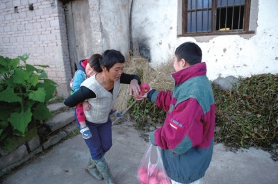 看到他遞來蘋果，村人尷尬地笑笑，婉拒了。