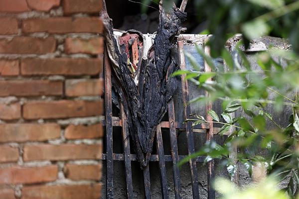 被燒焦的窗沿。澎湃新聞記者 雍凱 圖