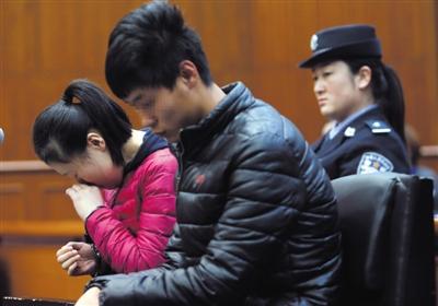 昨日，因殺死自己的親生兒子，被告人王某受審，其男友喬某則因涉嫌幫助毀滅證據(jù)罪受審。