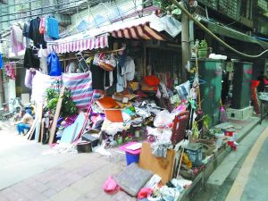 工作人員清理前，阿姨家周圍垃圾如山。