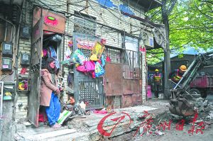 阿姨看著大家清理她堆積的垃圾。廣州日報記者李波 攝