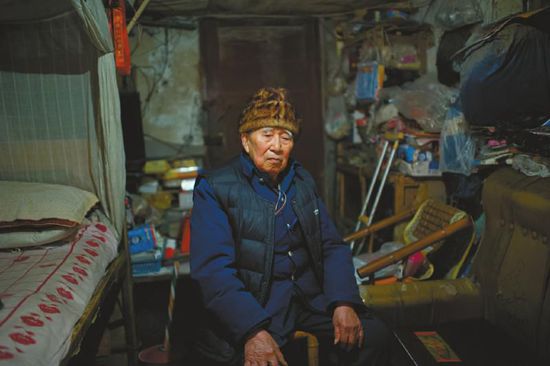 1月14日，成都五塊石車站附近，廖弟友在家接受記者采訪。