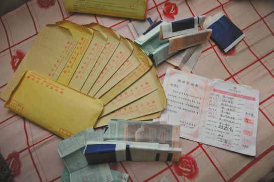 廖弟友捐款后保存的部分收據(jù)。