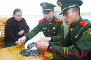 手機(jī)內(nèi)存卡因體積小、價(jià)值高，成為水客走私的“新寵”。圖為邊防官兵正在清點(diǎn)走私物品。