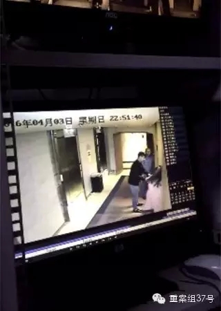 一女子在酒店被陌生男子拖拽。    視頻截圖